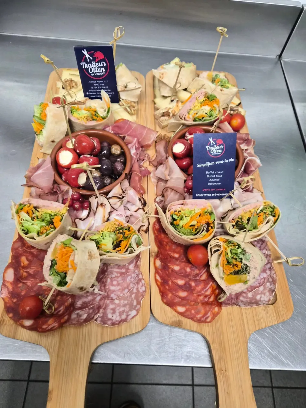 Planches apéritives Traiteur Otten avec wraps, charcuteries, olives et poivrons farcis