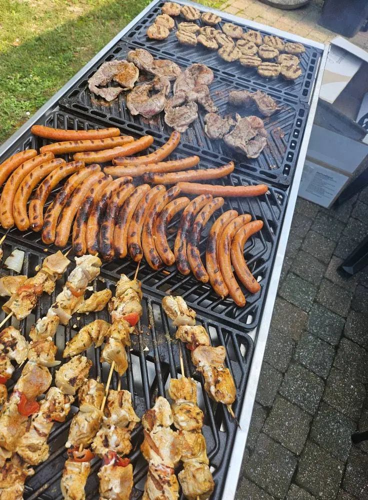 Barbecue Traiteur Otten avec saucisses, viandes grillées et brochettes