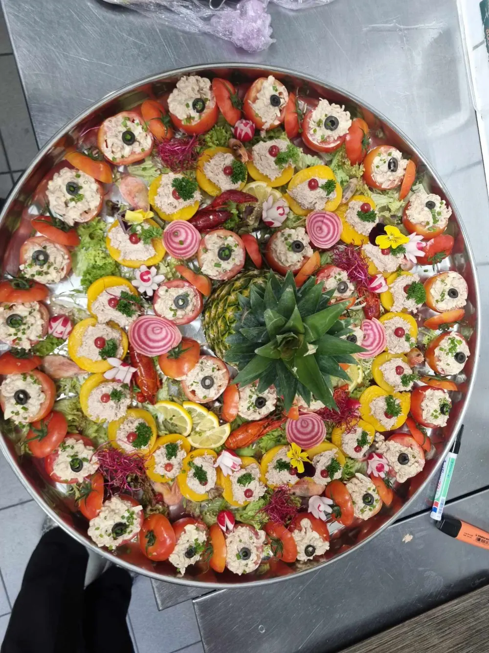 Plateau de tomates et pêches farcies aux crevettes et au thon, décor ananas