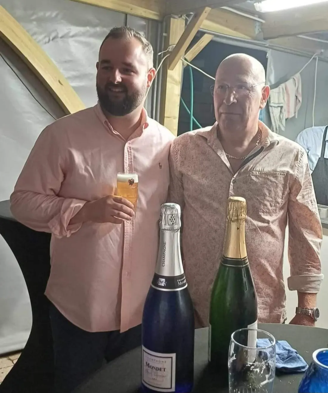 Vincent Pirson et Martin Otten trinquant lors d’une réception