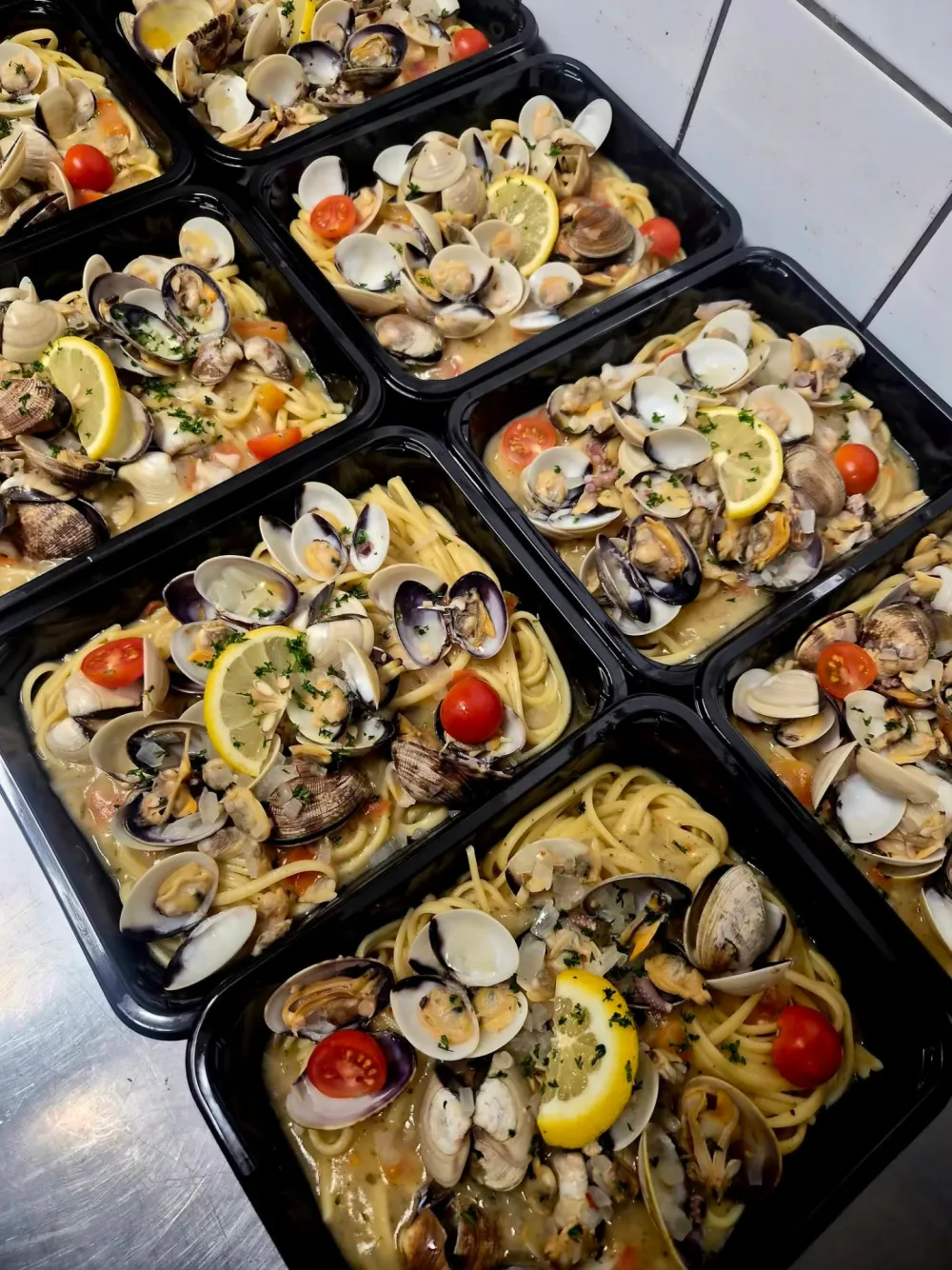 Barquettes de pâtes aux palourdes, citron et tomates cerises préparées par Traiteur Otten